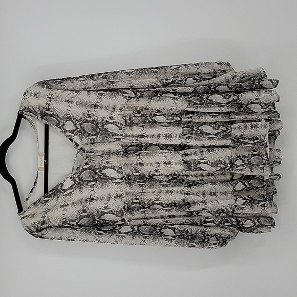 Altar'd State Gray Animal Print Sheer Vneck Ruffle Hem Lined Mini Dress Sz Small - Picture 4 of 11